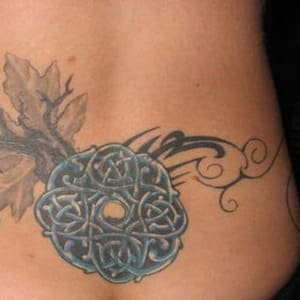tatuaje vikingo mujer espalda baja