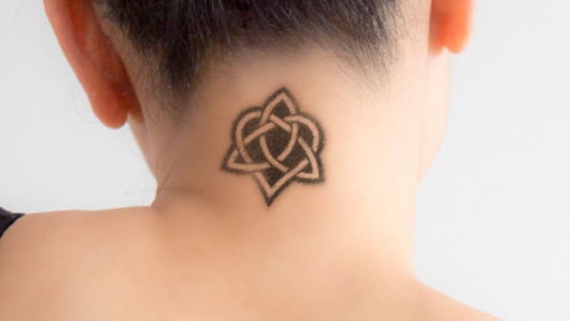 triqueta tatuaje nuca mujer